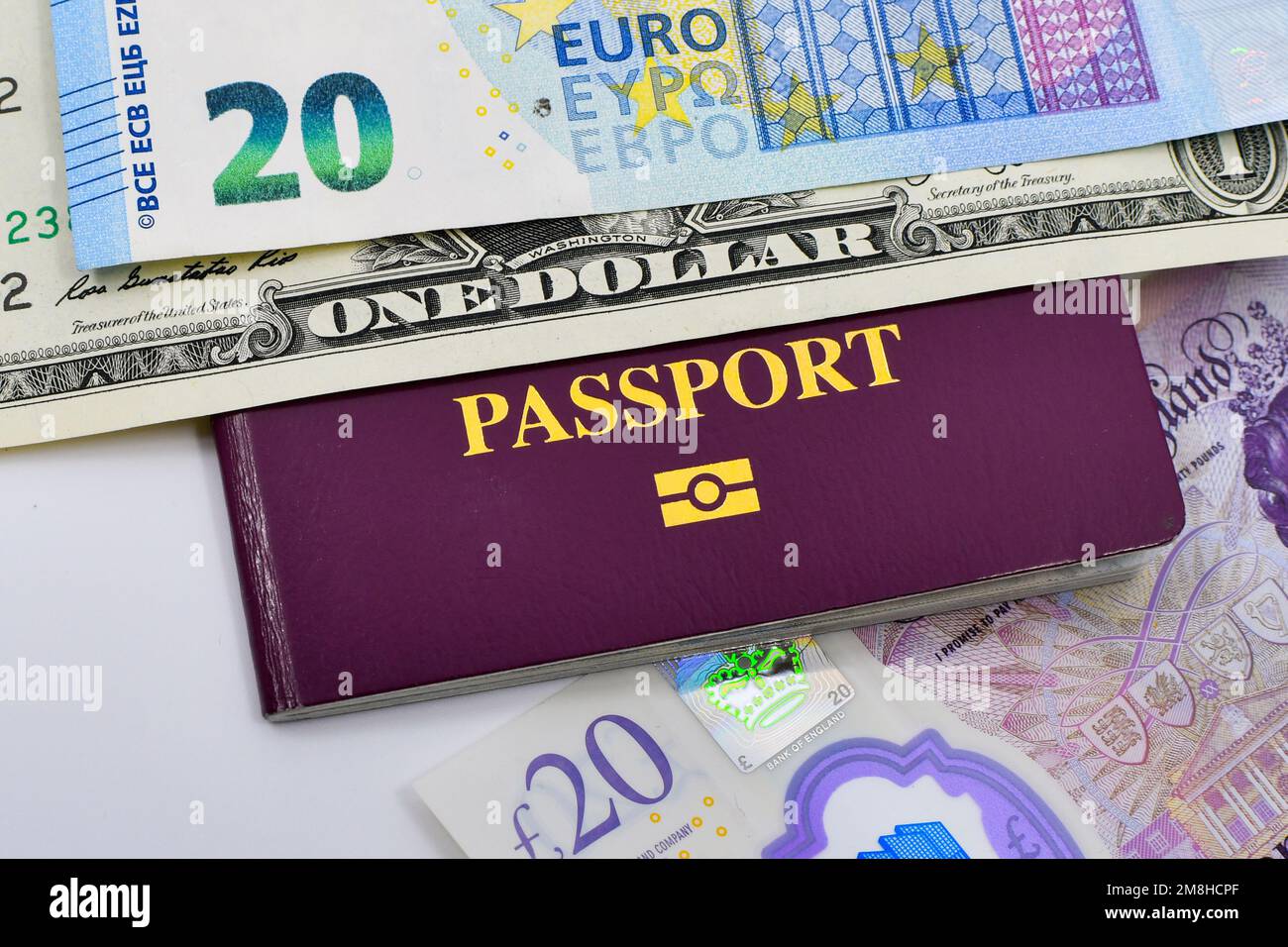 Cardiff, Wales - Januar 2023: Nahaufnahme eines Passes mit Banknoten in Euro, Dollar und Britischen Pfund Stockfoto