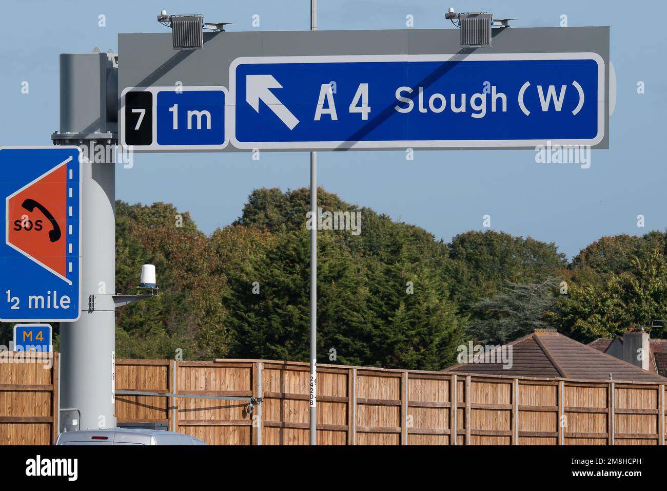 Dorney Reach, Buckinghamshire, Großbritannien. 6. Oktober 2022. Radargeräte zur Erkennung gestoppter Fahrzeuge auf der M4 Smart Motorway in Dorney Reach, Buckinghamshire. Ein Teil des M4 wurde jetzt auf eine intelligente Autobahn aufgerüstet, die SVD-Radargeräte mit automatischer Unfallerkennung umfasst. Anschließend werden Warnmeldungen auf den deckenliegenden Gantry-Monitoren angebracht, die Autofahrer über defekte Fahrzeuge informieren und die entsprechende Spur schließen. Kredit: Maureen McLean/Alamy Stockfoto