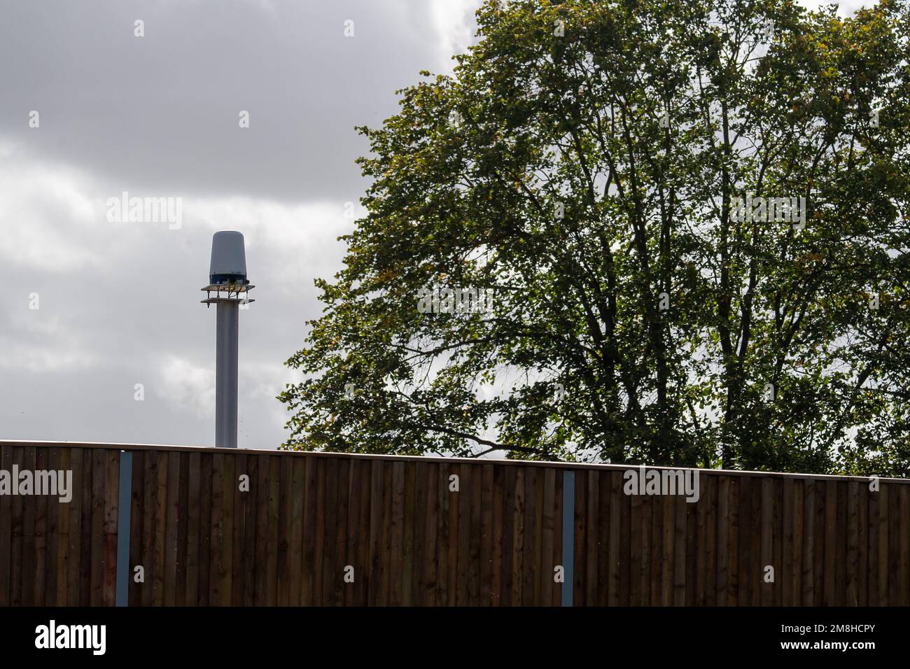 Dorney Reach, Buckinghamshire, Großbritannien. 6. Oktober 2022. Radargeräte zur Erkennung gestoppter Fahrzeuge auf der M4 Smart Motorway in Dorney Reach, Buckinghamshire. Ein Teil des M4 wurde jetzt auf eine intelligente Autobahn aufgerüstet, die SVD-Radargeräte mit automatischer Unfallerkennung umfasst. Anschließend werden Warnmeldungen auf den deckenliegenden Gantry-Monitoren angebracht, die Autofahrer über defekte Fahrzeuge informieren und die entsprechende Spur schließen. Kredit: Maureen McLean/Alamy Stockfoto