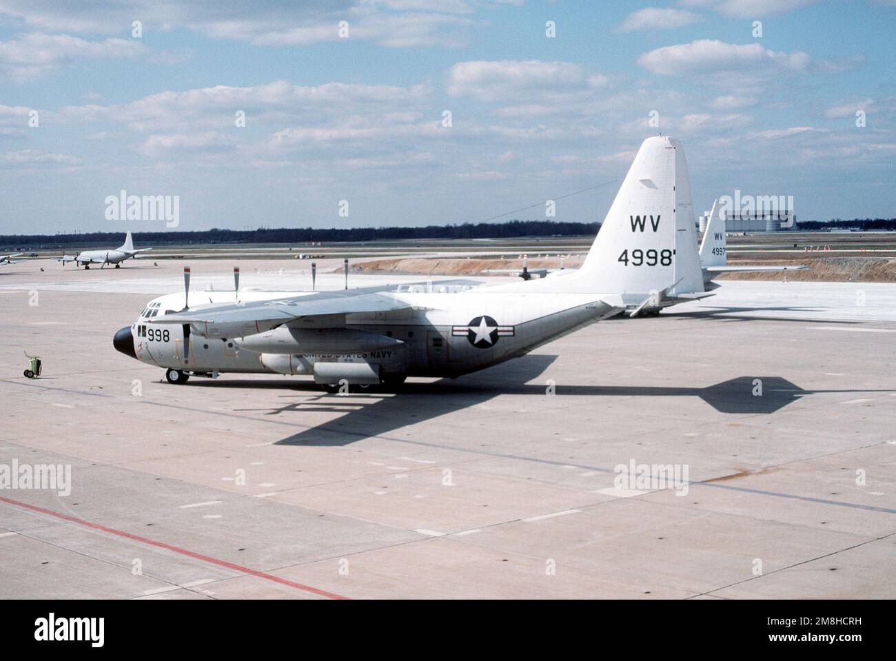Eine Ansicht von links eines Fleet Logistic Support Squadron 48 (VR-48) KC-130T Hercules, das auf der Fluglinie geparkt ist. Basis: Naval Air Facility, Andrews AFB Bundesstaat: Maryland (MD) Land: Vereinigte Staaten von Amerika (USA) Stockfoto