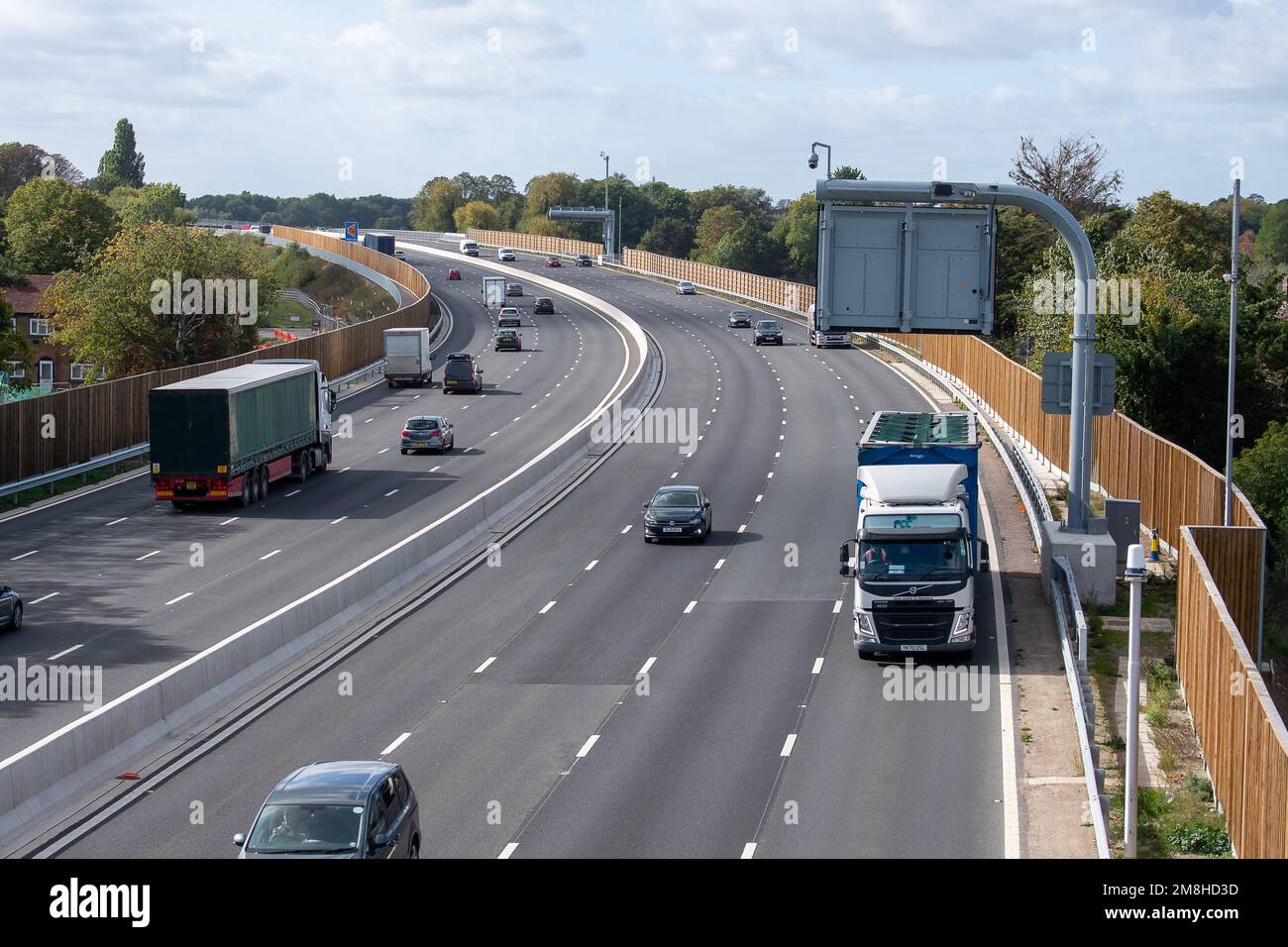 Dorney Reach, Buckinghamshire, Großbritannien. 6. Oktober 2022. Radargeräte zur Erkennung gestoppter Fahrzeuge auf der M4 Smart Motorway in Dorney Reach, Buckinghamshire. Ein Teil des M4 wurde jetzt auf eine intelligente Autobahn aufgerüstet, die SVD-Radargeräte mit automatischer Unfallerkennung umfasst. Anschließend werden Warnmeldungen auf den deckenliegenden Gantry-Monitoren angebracht, die Autofahrer über defekte Fahrzeuge informieren und die entsprechende Spur schließen. Kredit: Maureen McLean/Alamy Stockfoto