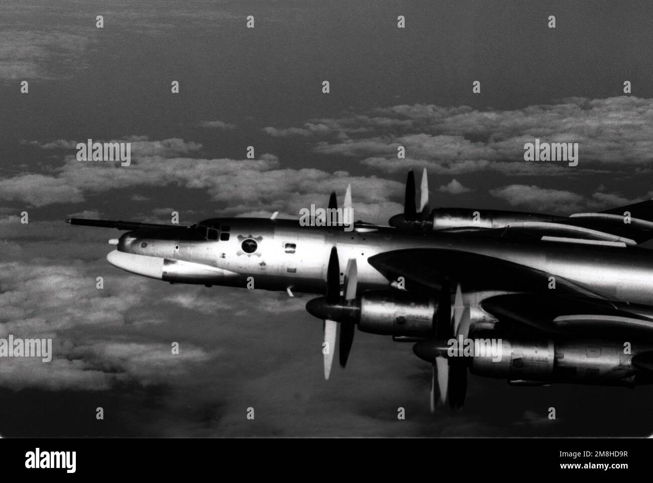 Eine Luft-Luft-Ansicht von links auf ein russisches TU-95 Bear G Bomberflugzeug über dem westlichen Pazifik. Land: Unbekannt Stockfoto