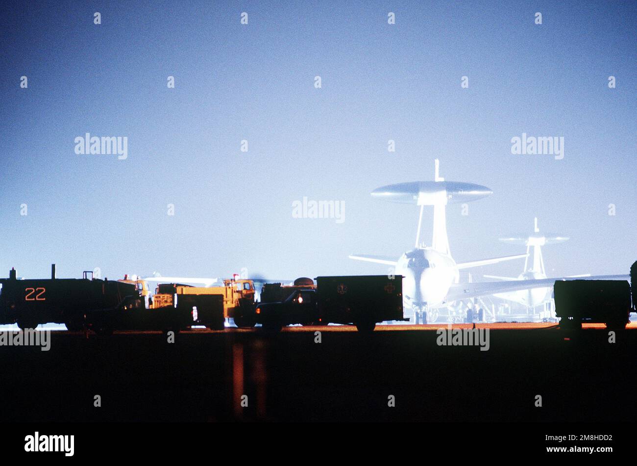 Ein Paar britischer Sentry AEW.Mk 1 Airborne Warning and Control System (AWACS)-Flugzeuge der Klasse E-3D sitzen während Operation Deny Flight, der Durchsetzung der von den Vereinten Nationen sanktionierten Flugverbotszone über Bosnien und Herzegowina, auf der Rampe. Betreff Betrieb/Serie: DENY-FLUGSTÜTZPUNKT: Luftwaffenstützpunkt Aviano Staat: Pordenone Land: Italien (ITA) Stockfoto