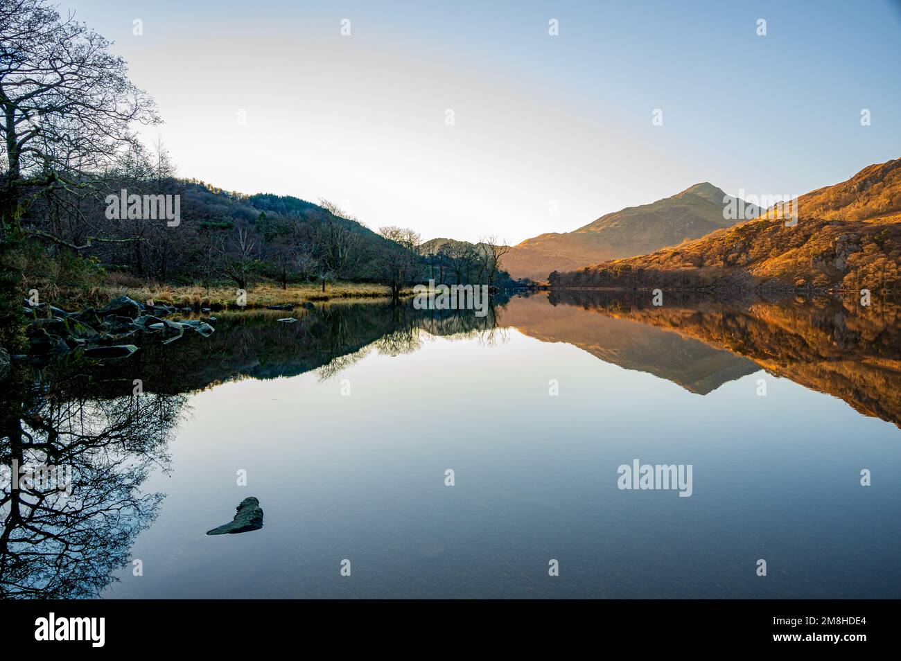 Perfekte Reflexionen im Llyn Gwynant A Lake im Snowdonia National Park, North Wales, Großbritannien Stockfoto