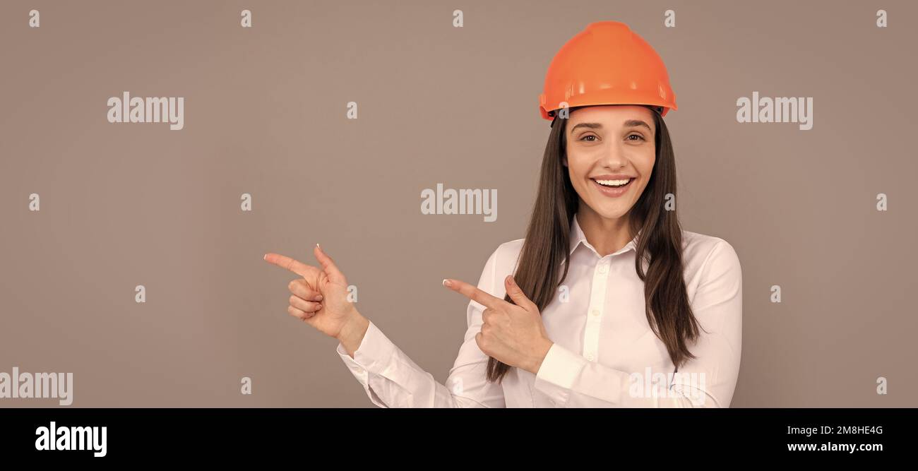 Bauarbeiterin. Geschäftsfrau in Baumeister Hardhat. Chefarchitekt Ingenieur. Frau isoliert Gesicht Porträt, Banner mit Mock-up-Kopie Platz. Stockfoto