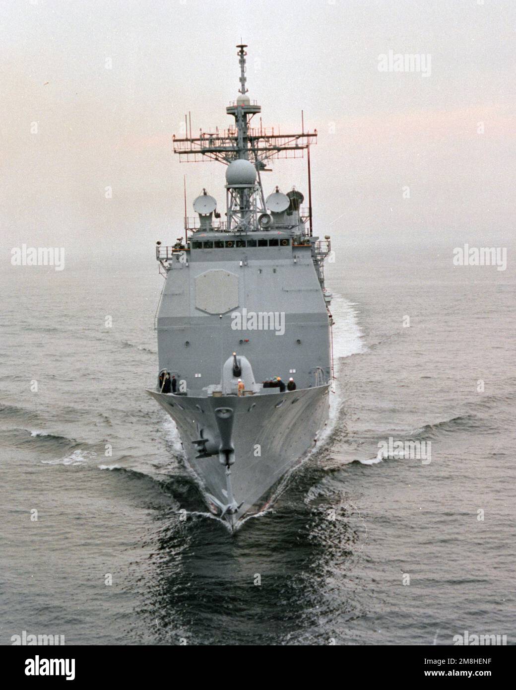 Ein Bugblick auf den im Gange befindlichen geführten Raketenkreuzer USS LAKE ERIE (CG-70). Land: Atlantik (AOC) Stockfoto