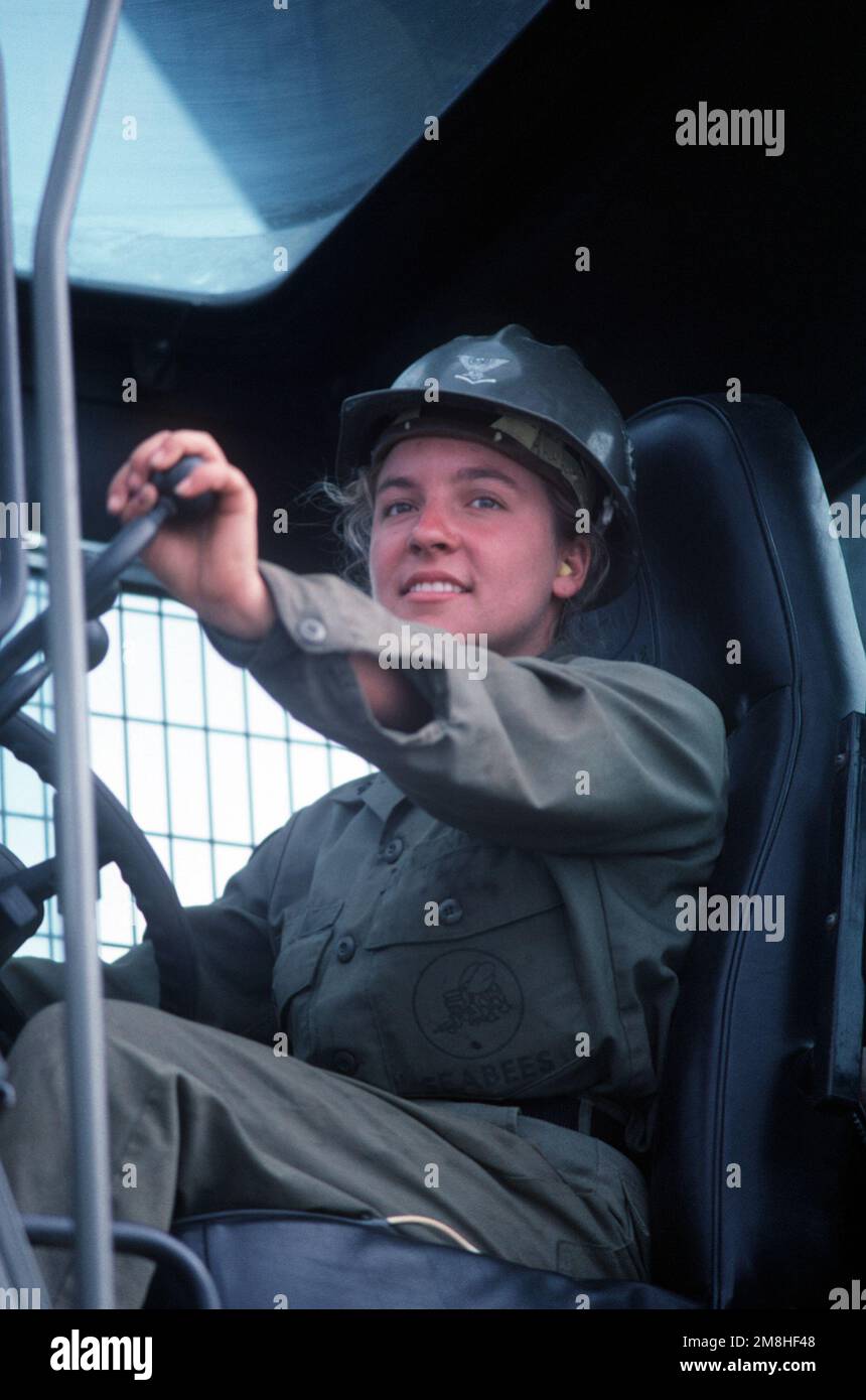 Maschinenführer 3. Klasse Angelique Wilde betreibt einen 75-Tonnen-Hydraulikkran während einer Übung zum Bau von Dammböden mit dem Amphibious Construction Battalion 1 (ACB-1). Basis: Marinestützpunkt Amphibienfahrzeug, Coronado Bundesstaat: Kalifornien (CA) Land: Vereinigte Staaten von Amerika (USA) Stockfoto