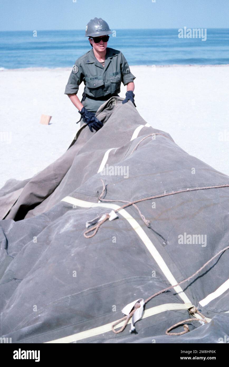 Stahlarbeiter 3. Klasse Nancy Atkins hilft beim Abreißen von Zelten im Seabee-Lager nach Abschluss einer Übung zum Bau von Dammstraßen mit dem Amphibienbataillon 1 (ACB-1). Basis: Marinestützpunkt Amphibienfahrzeug, Coronado Bundesstaat: Kalifornien (CA) Land: Vereinigte Staaten von Amerika (USA) Stockfoto