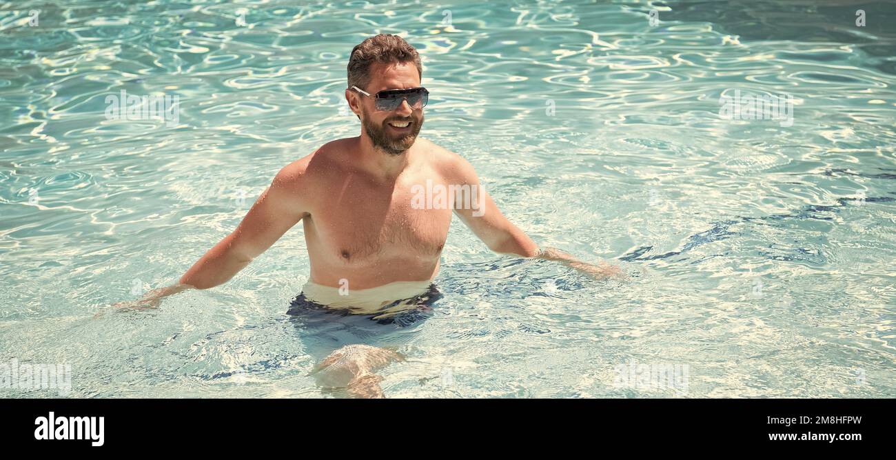 Sommer Spa Resort Urlaub. Glücklicher, gutaussehender Mann im Schwimmbad. Poolparty. Mann Gesicht Porträt, Banner mit Kopieplatz. Stockfoto