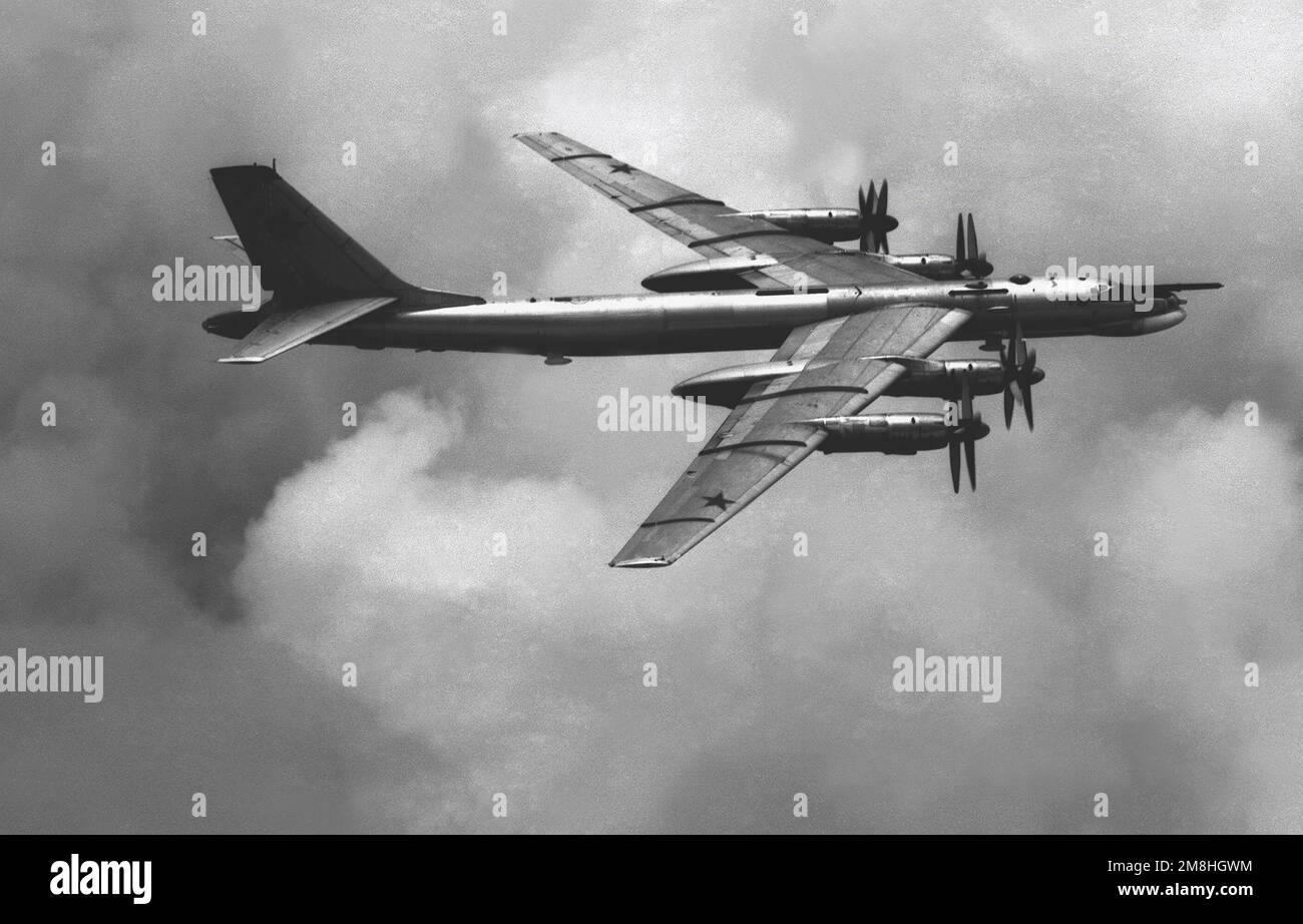 Eine Air-to-Air-Ansicht von rechts eines russischen TU-95 Bear-G Langstreckenbombers, einer von vier gesehen, als sie die USS ABRAHAM LINCOLN (CVN-72) Battle Group aufsuchten. Land: Westlicher Pazifik Stockfoto