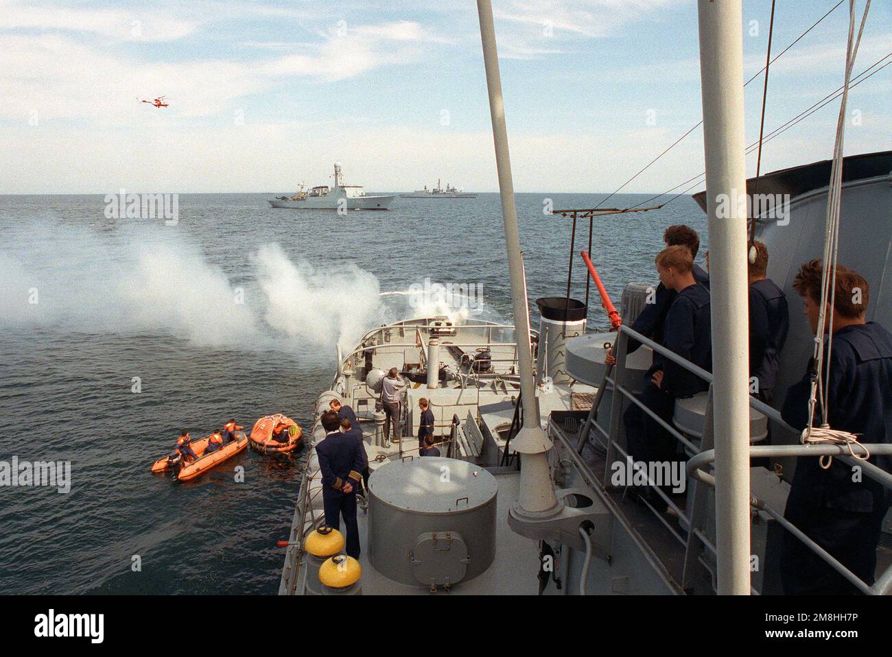 Im Rahmen einer Such- und Rettungsdemonstration der polnischen Marine während der Übung BALTOPS '93 nähern sich Seeleute in einem starren Schlauchboot einem Überlebensfloß, das neben dem polnischen Bergungsschiff PIAST (281) schwimmt. Zum ersten Mal in der 22-jährigen Geschichte von BALTOPS wurden die osteuropäischen Länder Estland, Lettland, Litauen, Polen und Russland eingeladen, an den nichtmilitärischen Phasen der Übung teilzunehmen. Gegenstand Betrieb/Serie: BALTOPS '93 Land: Ostsee Stockfoto