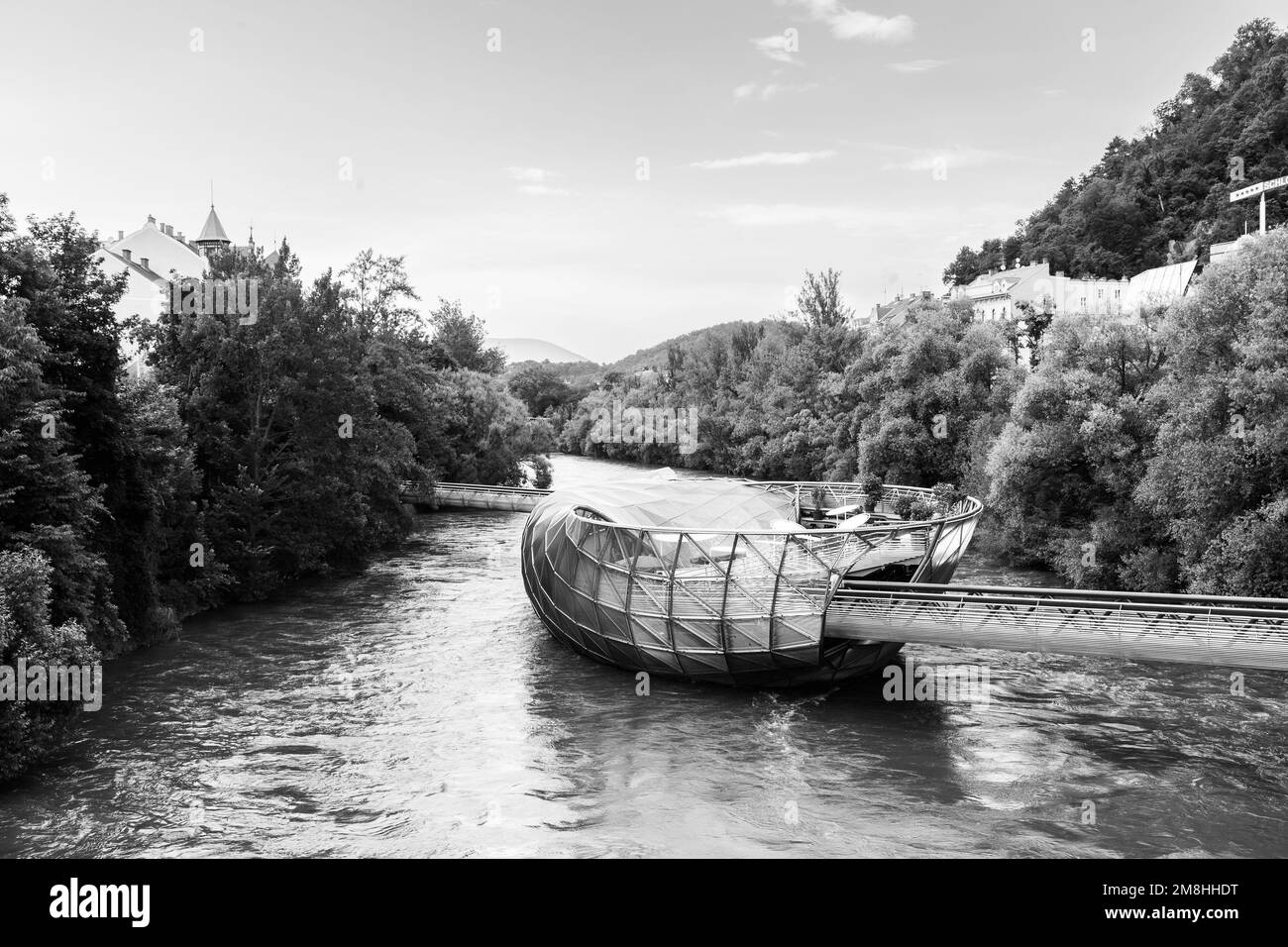 Murinsel, eine künstliche Insel im Fluss Mur in Graz, Österreich. Aus Metall und Glas, italienisches Design Stockfoto