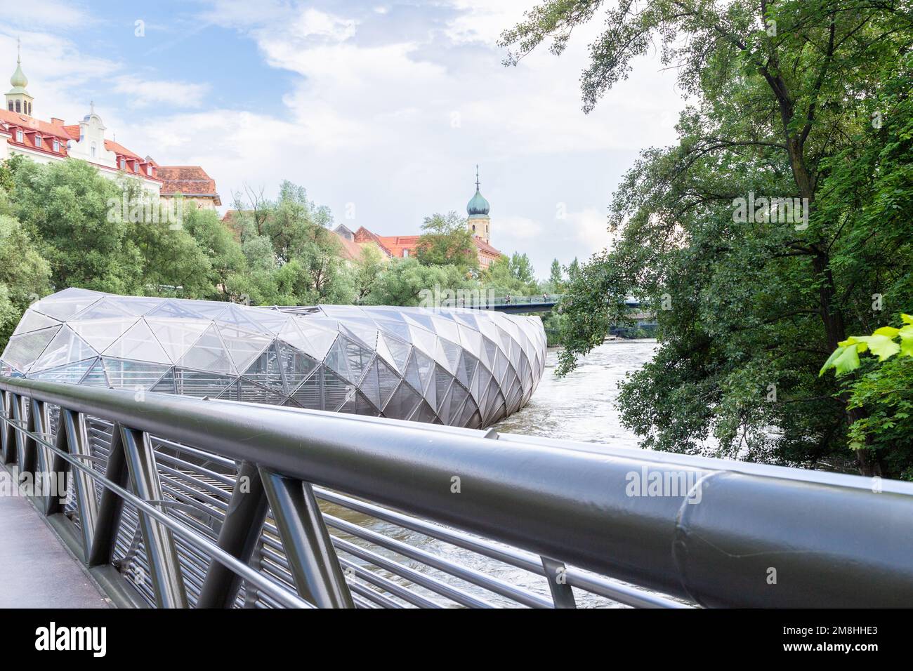 Murinsel, eine künstliche Insel im Fluss Mur in Graz, Österreich. Aus Metall und Glas, italienisches Design Stockfoto