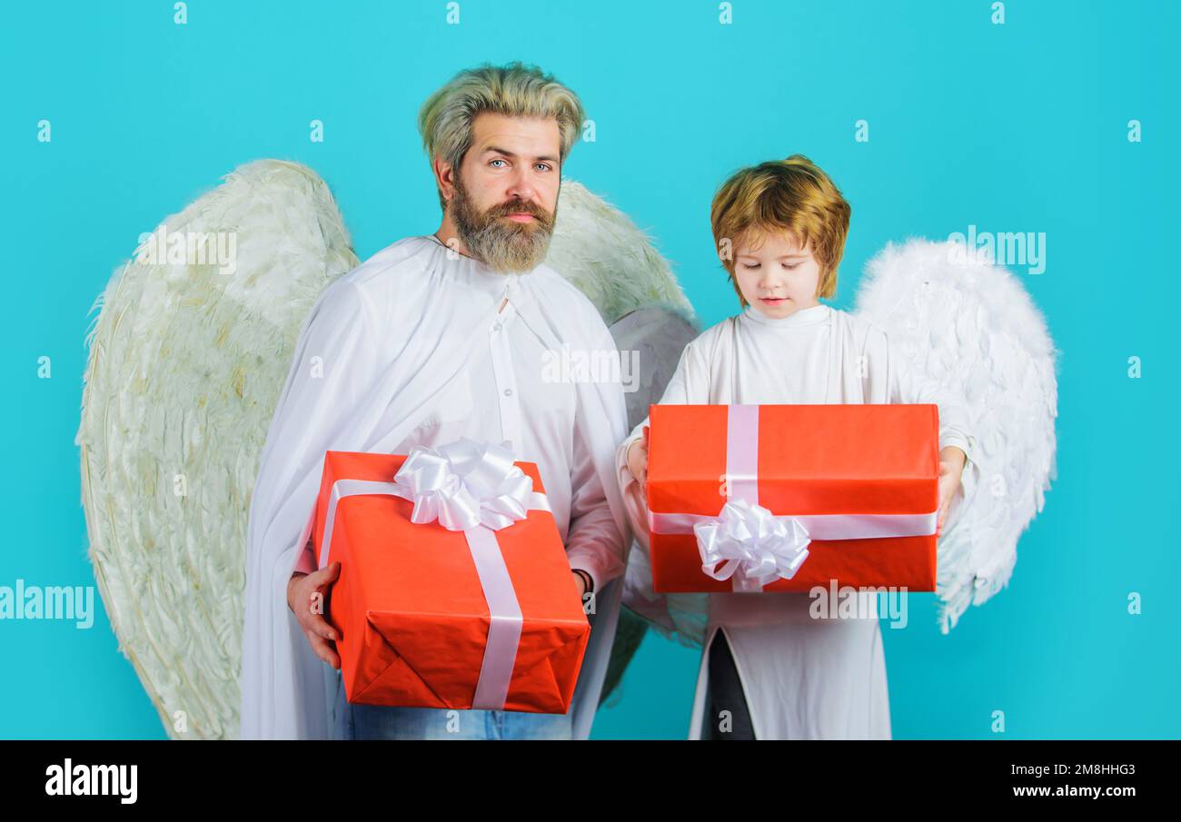 Valentinstag-Feier. Valentinsengel Vater und Sohn mit Geschenkbox. Stockfoto