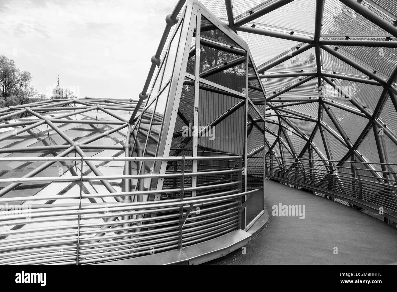Murinsel, eine künstliche Insel im Fluss Mur in Graz, Österreich. Aus Metall und Glas, italienisches Design Stockfoto