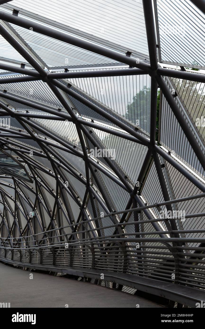 Murinsel, eine künstliche Insel im Fluss Mur in Graz, Österreich. Aus Metall und Glas, italienisches Design Stockfoto