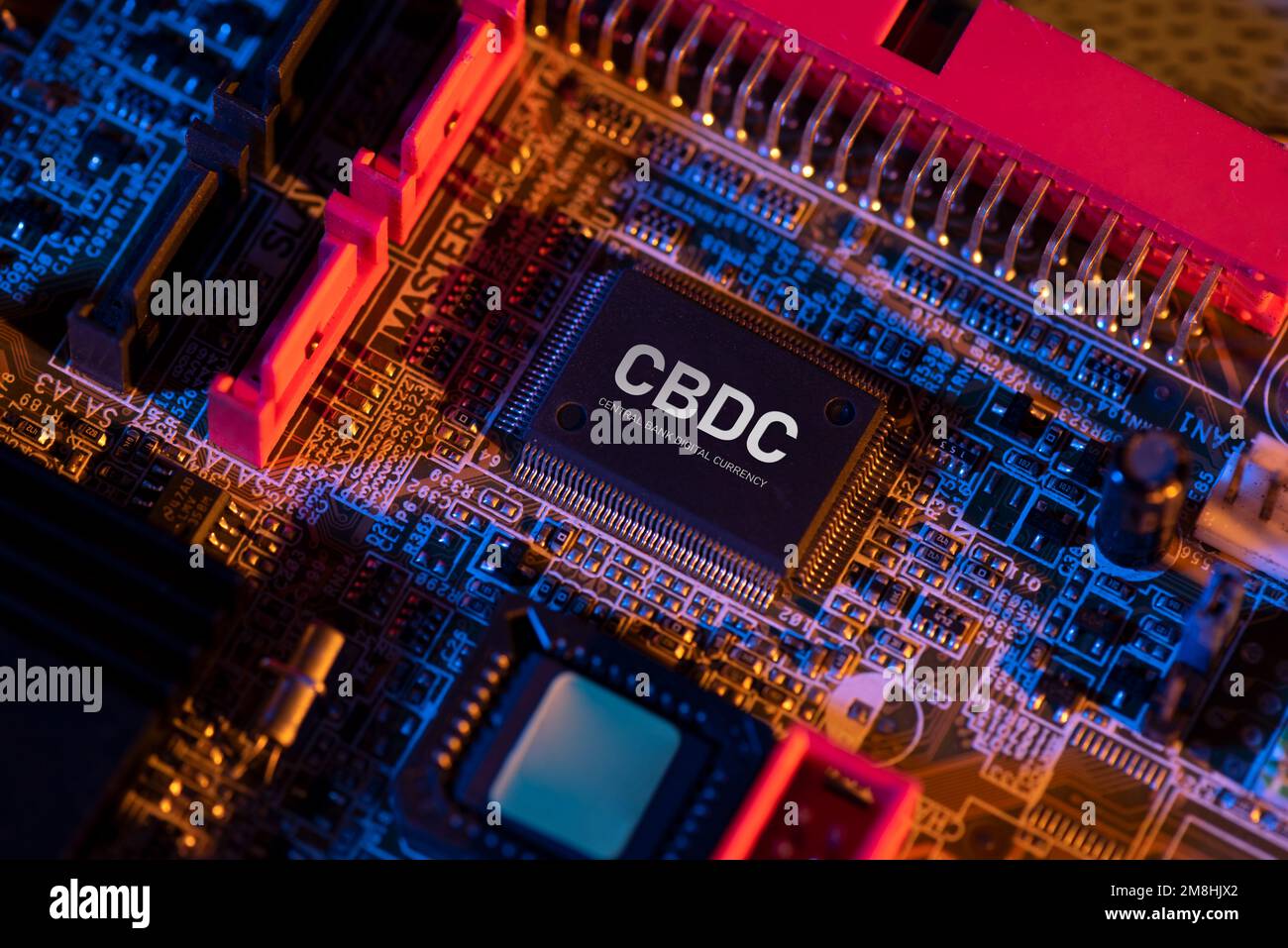 CBDC - zentralbankdigitales Währungstechnikkonzept mit Computerchip Stockfoto