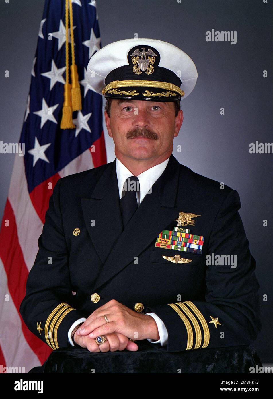 CMDR. C.J. Steinbaugh, USNR (gedeckt). Land: Unbekannt Stockfoto