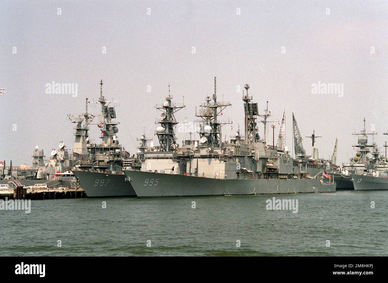 Backbord-Bogenblick auf die Zerstörerin USS HAYLER (DD-997) und die geführte Raketenzerstörerin USS SCOTT (DDG-995), die an einem der Piers des Zerstörers und des U-Boots befestigt sind. Die Schiffe weisen das neue Lackierschema auf, das alle grauen Masten und Stapel sowie schattierte Rumpfnummern umfasst. Basis: Norfolk Bundesstaat: Virginia (VA) Land: Vereinigte Staaten von Amerika (USA) Stockfoto