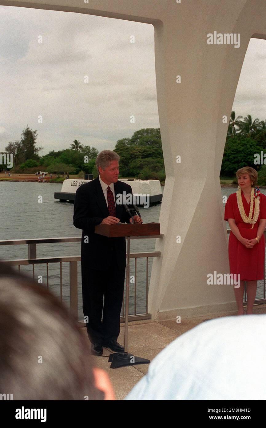 Präsident William Jefferson Clinton spricht während einer Zeremonie an Bord des ARIZONA (BB-39) Memorial, während Hillary Rodham Clinton zusieht. Die Clintons sind auf Hawaii, um Militäranlagen zu besichtigen. Basis: Marinestützpunkt, Pearl Harbor Bundesstaat: Hawaii (HI) Land: Vereinigte Staaten von Amerika (USA) Stockfoto