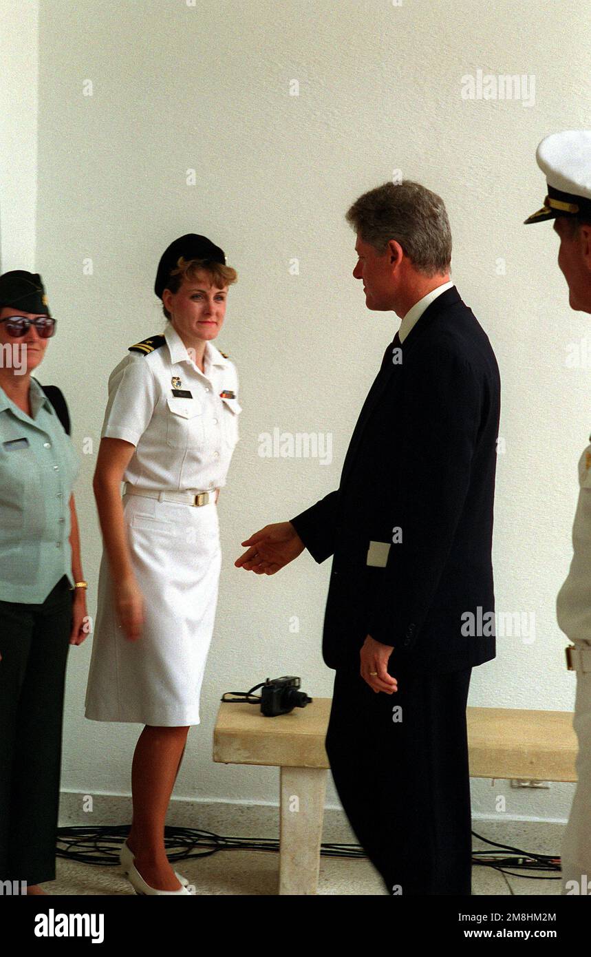 Präsident William Jefferson Clinton begrüßt einen Navy Officer bei seiner Ankunft am ARIZONA (BB-39) Memorial. Clinton ist auf Hawaii, um Militäranlagen in der Gegend zu besichtigen. Basis: Marinestützpunkt, Pearl Harbor Bundesstaat: Hawaii (HI) Land: Vereinigte Staaten von Amerika (USA) Stockfoto