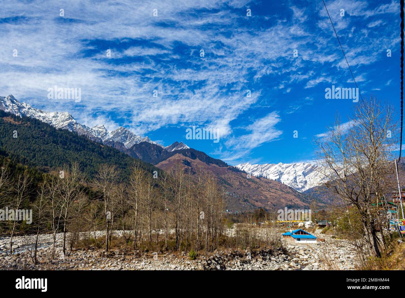 Manali-Farben in Himachal Pradesh Indien. Panoramablick auf den Himalaya. Regenbogenwasserfall des Jogni Wasserfalls Wanderung in Manali Himachal Pradesh, Indien Stockfoto