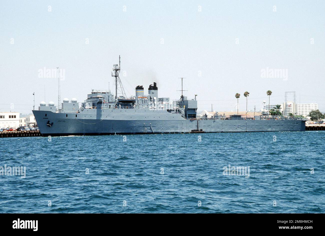 Hafenstrahl-Ansicht des Hilfsschiffs USNS POINT LOMA (T-AGDS-2), das an der Marinebasis Thirty-Fourth Street befestigt ist. Basis: San Diego Staat: Kalifornien (CA) Land: Vereinigte Staaten von Amerika (USA) Stockfoto