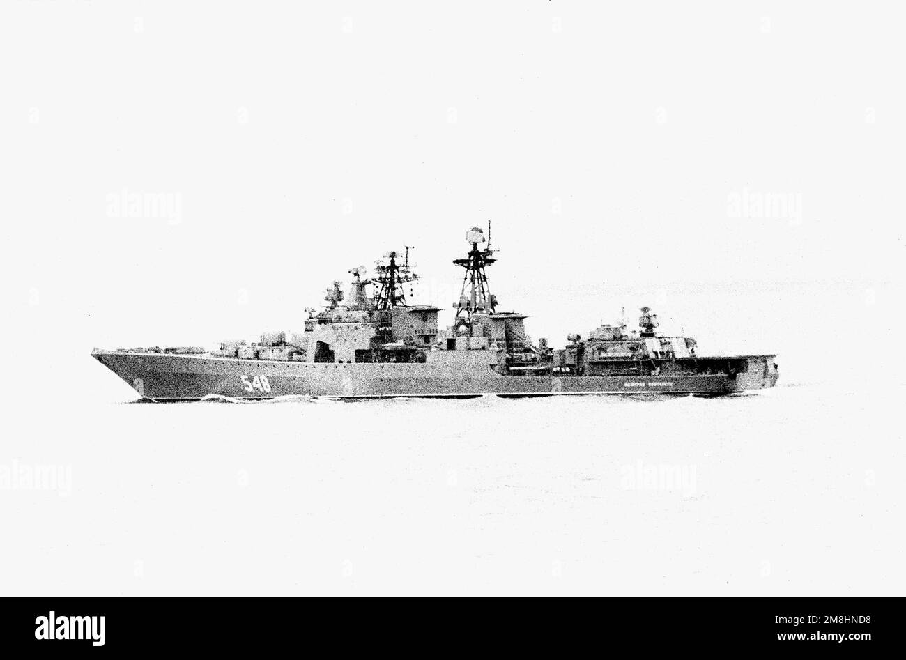 Hafenansicht der russischen Nördlichen Flotte Udaloy-Klasse-gesteuerter Raketenzerstörer ADMIRAL PANTELEYEV (BPK-548) im Gange. Land: Nordatlantik Stockfoto