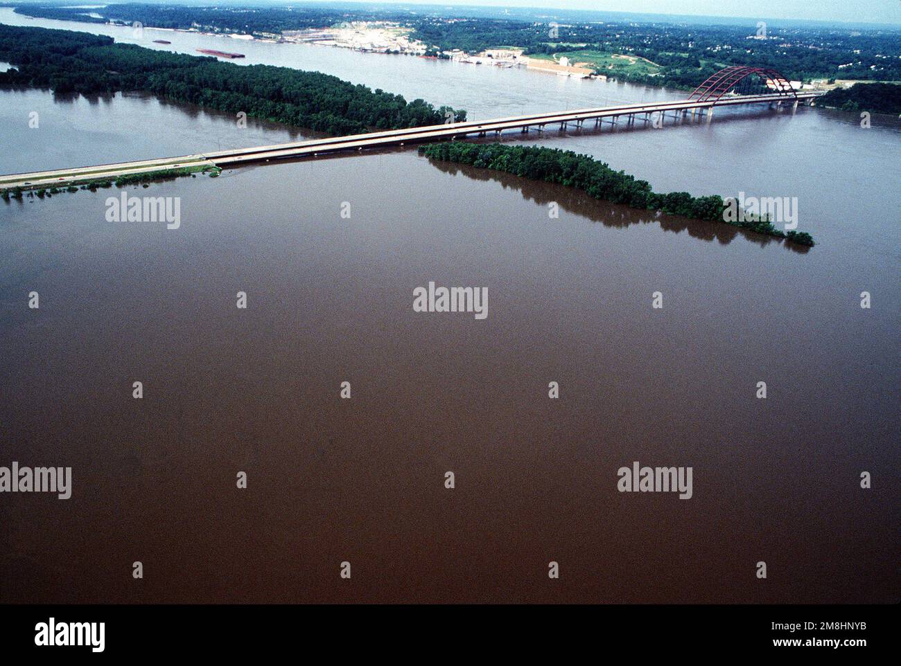 Straßen und Ackerland in St. Die Gegend um Louis ist von Überschwemmungen schwer getroffen. Basis: Saint Louis Staat: Illinois (IL) Land: Vereinigte Staaten von Amerika (USA) Stockfoto