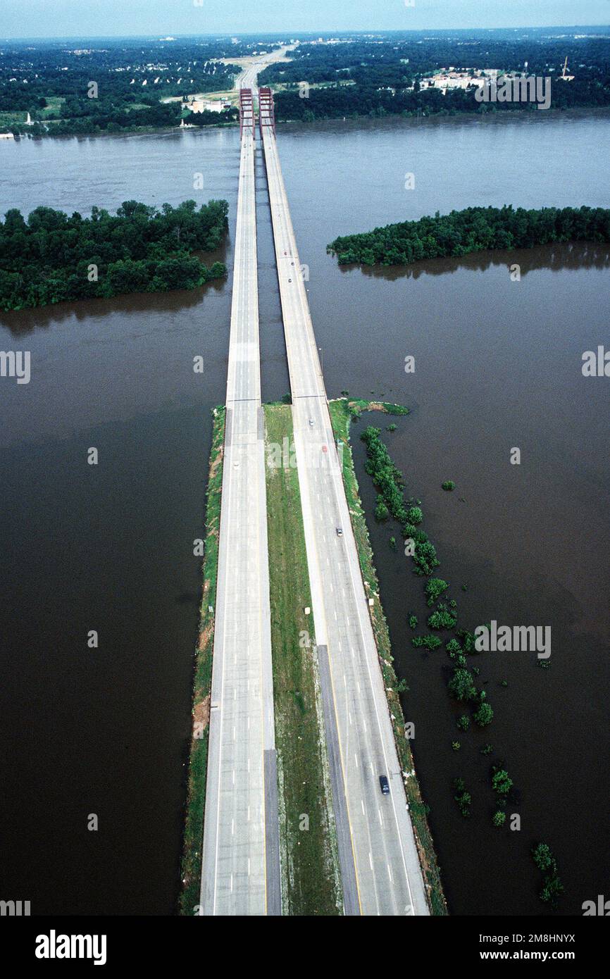 Straßen und Ackerland in St. Die Gegend um Louis ist von Überschwemmungen schwer getroffen. Basis: Saint Louis Staat: Illinois (IL) Land: Vereinigte Staaten von Amerika (USA) Stockfoto