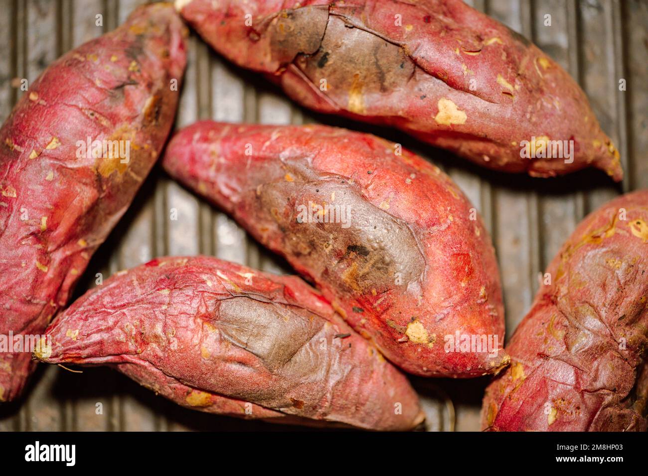 Gebratene Süßkartoffeln, ein traditioneller koreanischer Wintersnack, gegrillt zu goldbraun Stockfoto