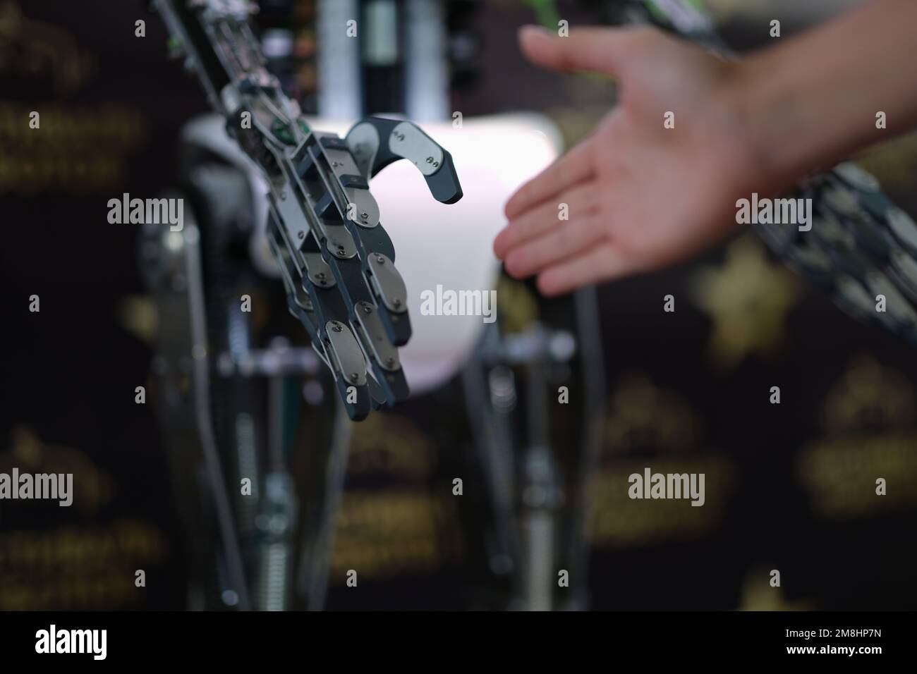 Ein Geschäftsmann, der mit einem Roboterdroiden Hand schüttelt Stockfoto