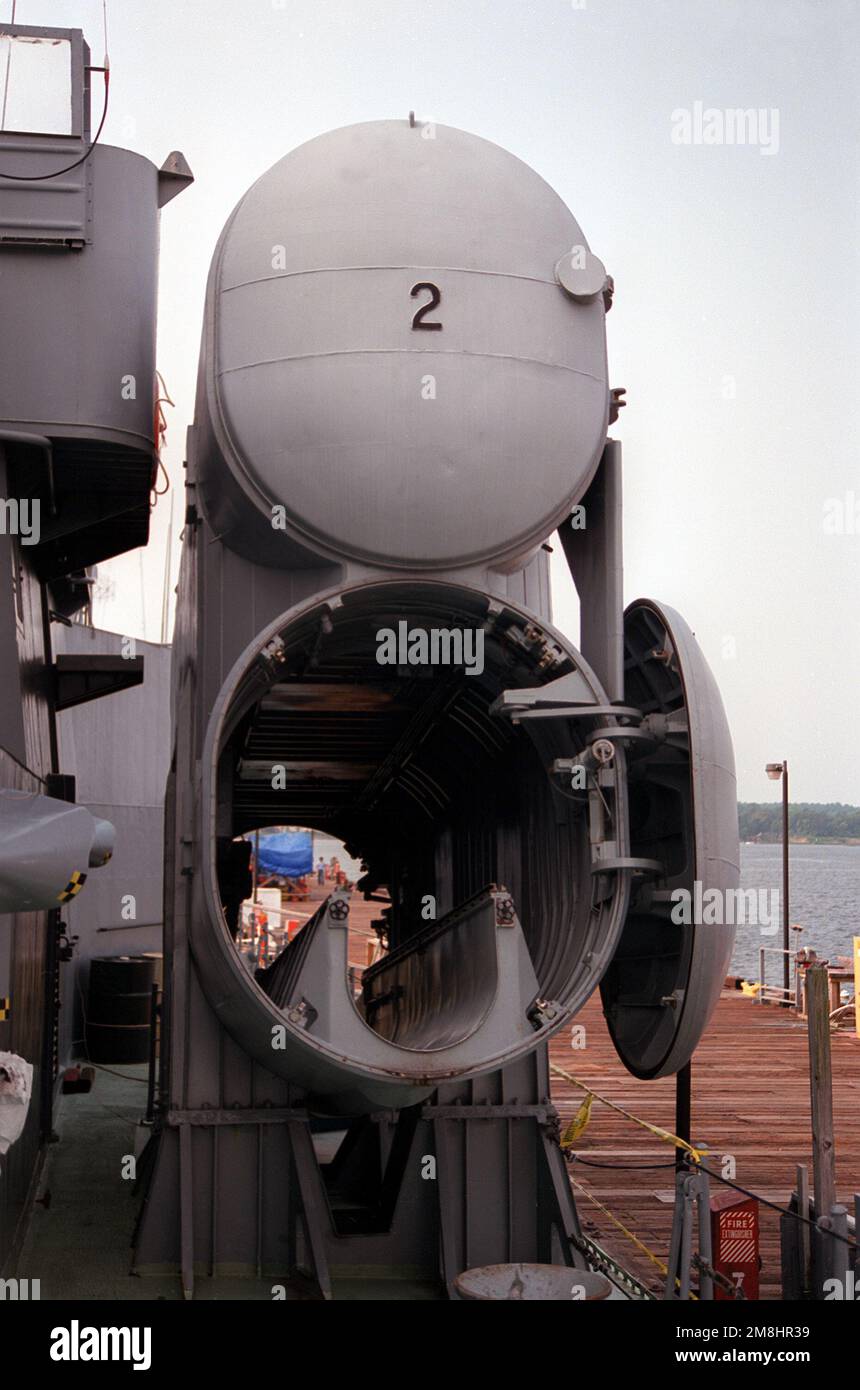Eine Vorderansicht des offenen Abschussrohrs Nr. 4 für die P-15 SS-N-2c Styx SSM wird aus dem Raketenrohr Nr. 4 an Bord des USNS HIDDENSEE (185NS9201) entladen, während das Schiff in der Kommandoeinrichtung für Seesysteme im Salomonen-Anbau festgemacht ist. Die sowjetisch gebaute Tarantul-Raketencorvette der Klasse I wurde im November 1991 von der deutschen Bundesflotte erworben und wird derzeit von den USA getestet und bewertet Die Marine. Nach der Wiedervereinigung Deutschlands im Jahr 1990 wurde das Schiff in "HIDDENSEE" umbenannt und in Rudolf Egelhofer in der DDR. Land: Salomonen Stockfoto