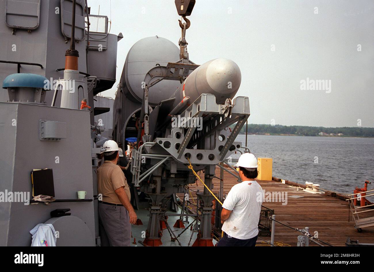 Ein P-15 SS-N-2c Styx SSM wird aus dem Raketenrohr Nr. 4 an Bord des USNS HIDDENSEE (185NS9201) entladen, während das Schiff in der Naval Sea Systems Command-Einrichtung im Solomons Annex vor Anker liegt. Die sowjetisch gebaute Tarantul-Raketencorvette der Klasse I wurde im November 1991 von der deutschen Bundesflotte erworben und wird derzeit von den USA getestet und bewertet Die Marine. Das Schiff wurde nach der Wiedervereinigung Deutschlands im Jahr 1990 in "HIDDENSEE" umbenannt, als es zur ostdeutschen Marine gehörte. Land: Salomonen Stockfoto