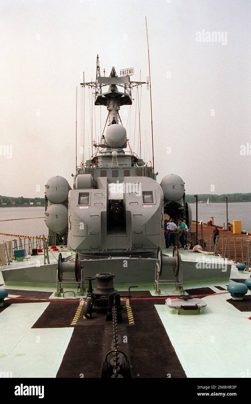 Ein Blick auf die Zweizweckwaffe des Kalibers AE-176 76,2mm/59 am Bug des USNS HIDDENSEE (185NS9201), der in der Naval Sea Systems Command-Einrichtung im Salomons Annex festgemacht ist. Die sowjetisch gebaute Tarantul-Raketencorvette der Klasse I wurde im November 1991 von der deutschen Bundesflotte erworben und wird derzeit von den USA getestet und bewertet Die Marine. Das Schiff wurde nach der Wiedervereinigung Deutschlands im Jahr 1990 in "HIDDENSEE" umbenannt, als es zur ostdeutschen Marine gehörte. Land: Salomonen Stockfoto
