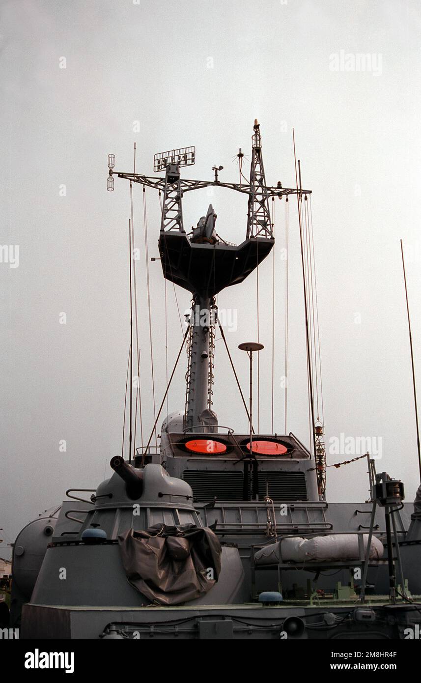Eine Ansicht der Rückseite des Masts des USNS HIDDENSEE (185NS9201) mit dem IFF-Empfänger (Square Head Identification-friend-or-foe) oben links und der EW-Antenne (High Pole-B Electronic Warfare) oben rechts. Das Schiff liegt in der Kommandoeinrichtung der Seesysteme im Salomonen-Anbau vor. Die sowjetisch gebaute Tarantul-Raketencorvette der Klasse I wurde im November 1991 von der deutschen Bundesflotte erworben und wird derzeit von den USA getestet und bewertet Die Marine. Das Schiff namens Rudolf Egelhofer, als es Teil der ostdeutschen Marine war, wurde nach der Wiedervereinigung in HIDDENSEE umbenannt Stockfoto