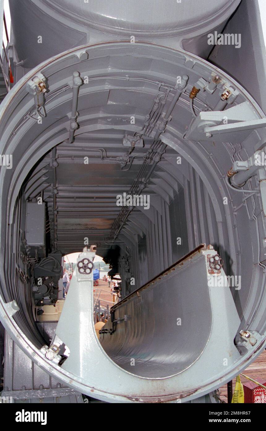 Eine Innenansicht der Abschussröhre Nr. 4 für die P-15 SS-N-2c Styx SSM wird aus der Raketenröhre Nr. 4 an Bord des USNS HIDDENSEE (185NS9201) entladen, während das Schiff in der Kommandoeinrichtung für Seesysteme im Solomonen-Anbau festgemacht ist. Die sowjetisch gebaute Tarantul-Raketencorvette der Klasse I wurde im November 1991 von der deutschen Bundesflotte erworben und wird derzeit von den USA getestet und bewertet Die Marine. Nach der Wiedervereinigung Deutschlands im Jahr 1990 wurde das Schiff in "HIDDENSEE" umbenannt und in Rudolf Egelhofer in der DDR. Land: Salomonen Stockfoto