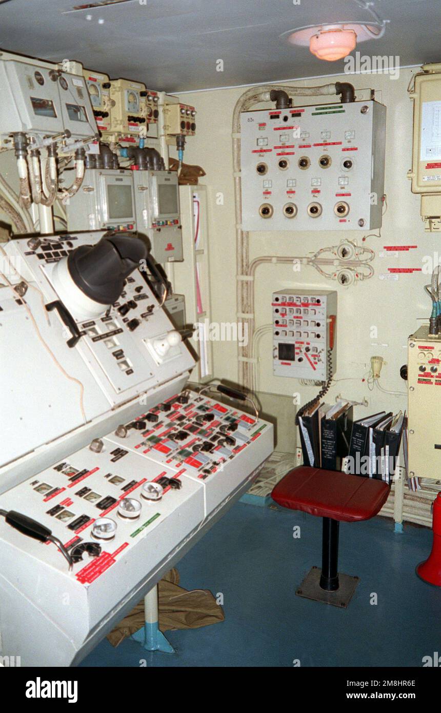 Ein Blick auf das Kampfeinformationszentrum des USNS HIDDENSEE (185NS9201), während das Schiff in der Kommandoeinrichtung für Seesysteme im Salomonen-Anbau festgemacht ist. Die sowjetisch gebaute Tarantul-Raketencorvette der Klasse I wurde im November 1991 von der deutschen Bundesflotte erworben und wird derzeit von den USA getestet und bewertet Die Marine. Nach der Wiedervereinigung Deutschlands im Jahr 1990 wurde das Schiff in "HIDDENSEE" umbenannt und in Rudolf Egelhofer in der DDR. Land: Salomonen Stockfoto