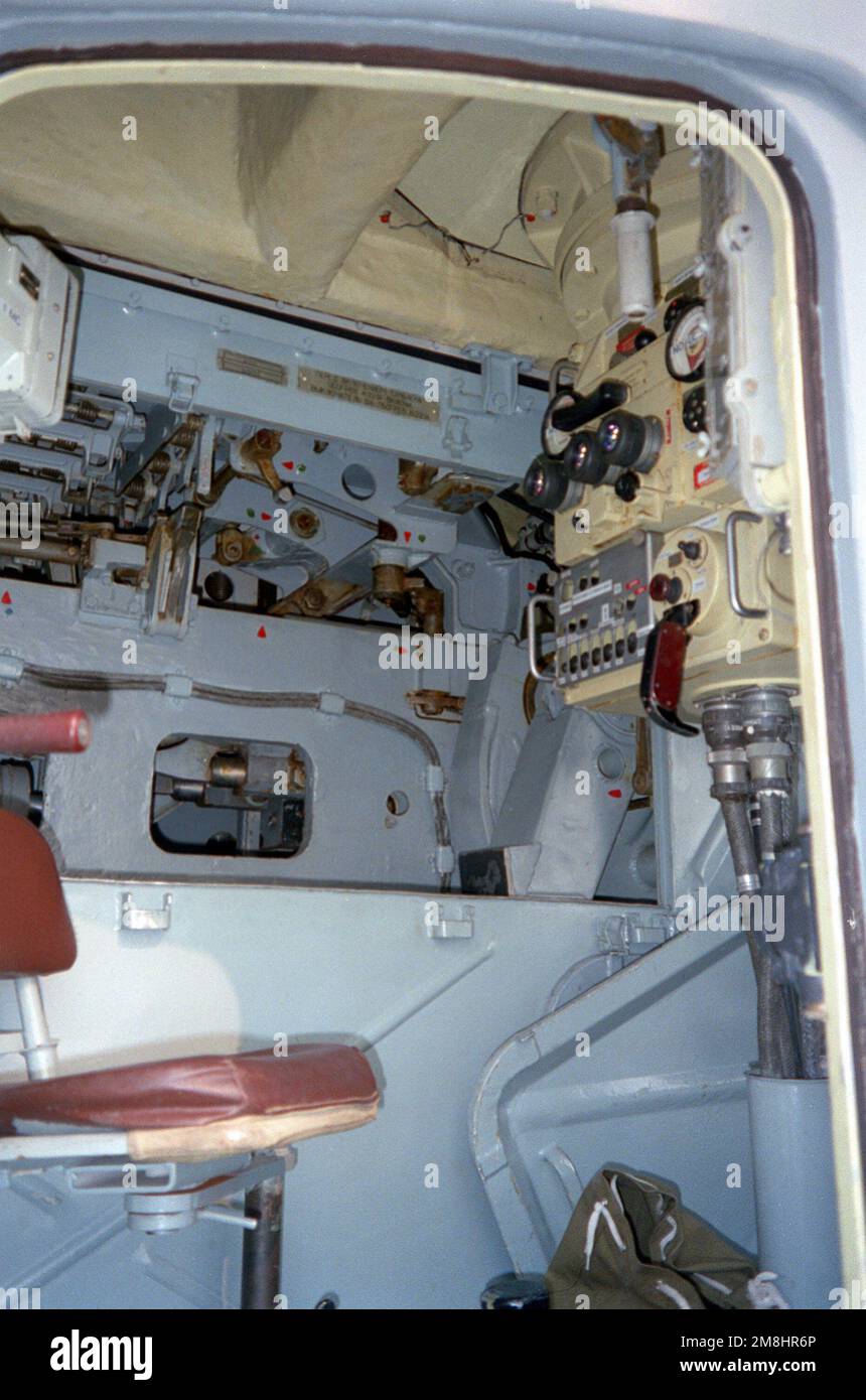 Ein Blick auf das Innere der AK-176 76,2mm/59 Kaliber DP-Pistolenhalterung des USNS HIDDENSEE (185NS9201), während das Schiff an der Naval Sea Systems Command-Einrichtung im Salomons Annex festgemacht ist. Die sowjetisch gebaute Tarantul-Raketencorvette der Klasse I wurde im November 1991 von der deutschen Bundesflotte erworben und wird derzeit von den USA getestet und bewertet Die Marine. Nach der Wiedervereinigung Deutschlands im Jahr 1990 wurde das Schiff in "HIDDENSEE" umbenannt und in Rudolf Egelhofer in der DDR. Land: Salomonen Stockfoto