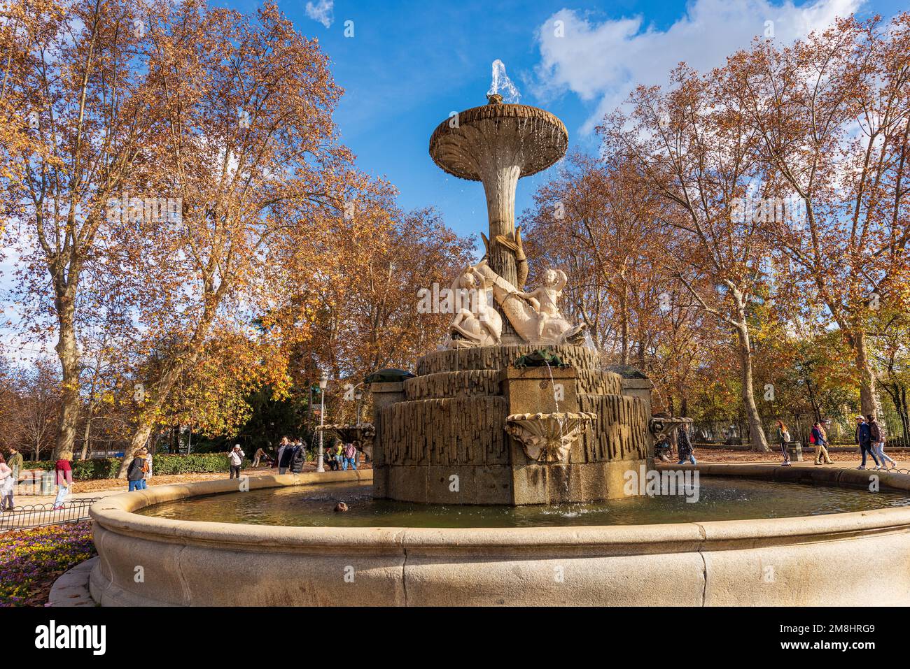 Galapagos-Brunnen (Fuente de los Galapagos) oder Isabella II-Brunnen im Buen Retiro Park (Parque del Buen Retiro), öffentlicher Park, Spanien, Europa. Stockfoto