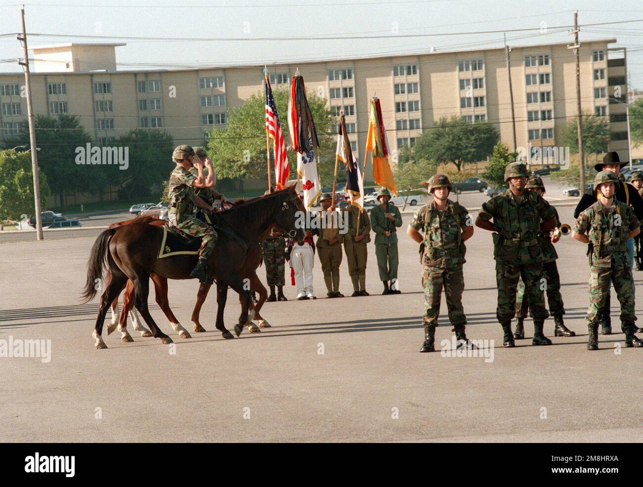 Generalmajor William Page Jr. und der befehlshabende General, Lieutenant General Horace G. Taylor, der während der Ruhestandszeremonie von Generalmajor Page einen Pass zur Überprüfung der Truppen vornahm. Basis: Fort Hood Bundesstaat: Texas (TX) Land: Vereinigte Staaten von Amerika (USA) Stockfoto