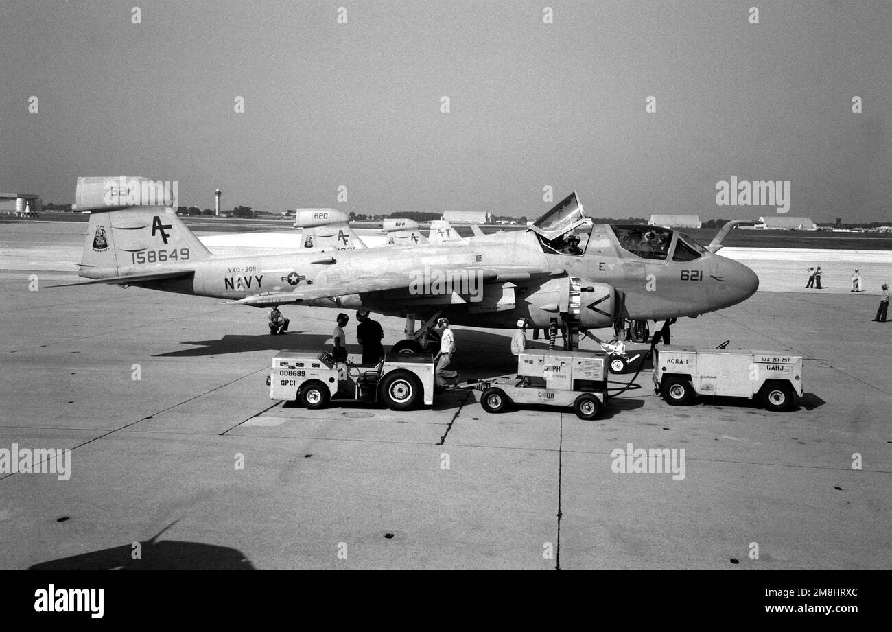 Ein EA-6B Prowler-Flugzeug der taktischen Elektronischen Kampfeinheit 209 (VAQ-209), Naval Air Reserve, wird auf der Fluglinie bedient. Basis: Naval Air Facility, Andrews AFB Bundesstaat: Maryland (MD) Land: Vereinigte Staaten von Amerika (USA) Stockfoto