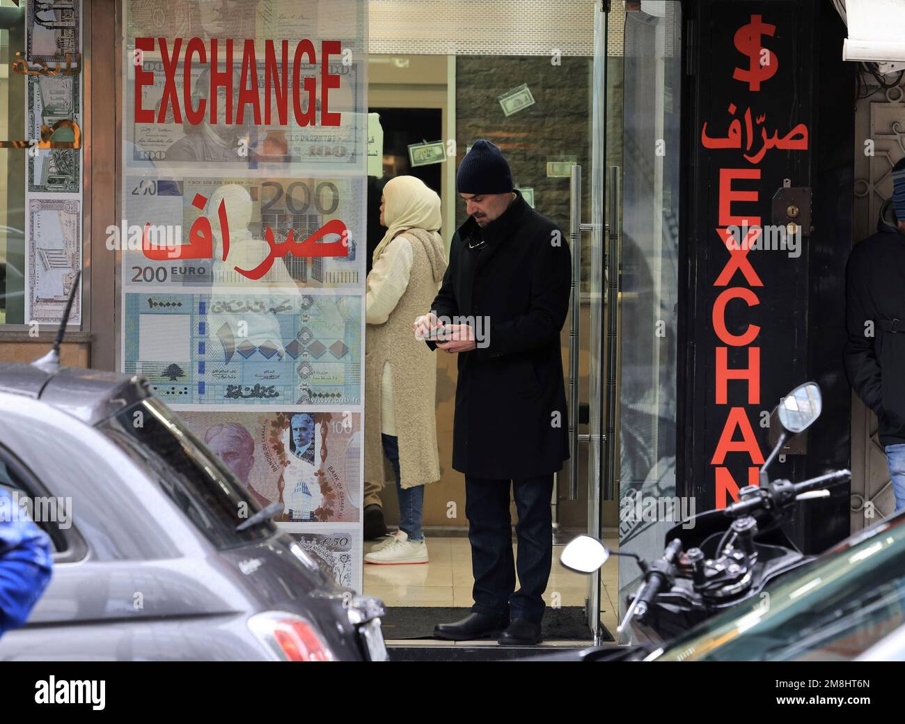 Beirut, Libanon. 14. Januar 2023. Ein Mann zählt am Eingang eines Geldwechselgeschäfts entlang der Hamara Street in Beirut, Libanon, am 14. Januar 2023. Das libanesische Pfund setzte seinen Sturz auf dem Parallelmarkt am Freitag fort und erreichte einen Rekordtief von über 49.000 libanesischen Pfund gegenüber einem US-Dollar, berichtete die Lokalzeitung Lorient Today auf ihrer Website. Die Landeswährung hat über drei Jahre mehr als 96 Prozent ihres Wertes verloren. Kredit: Liu Zongya/Xinhua/Alamy Live News Stockfoto