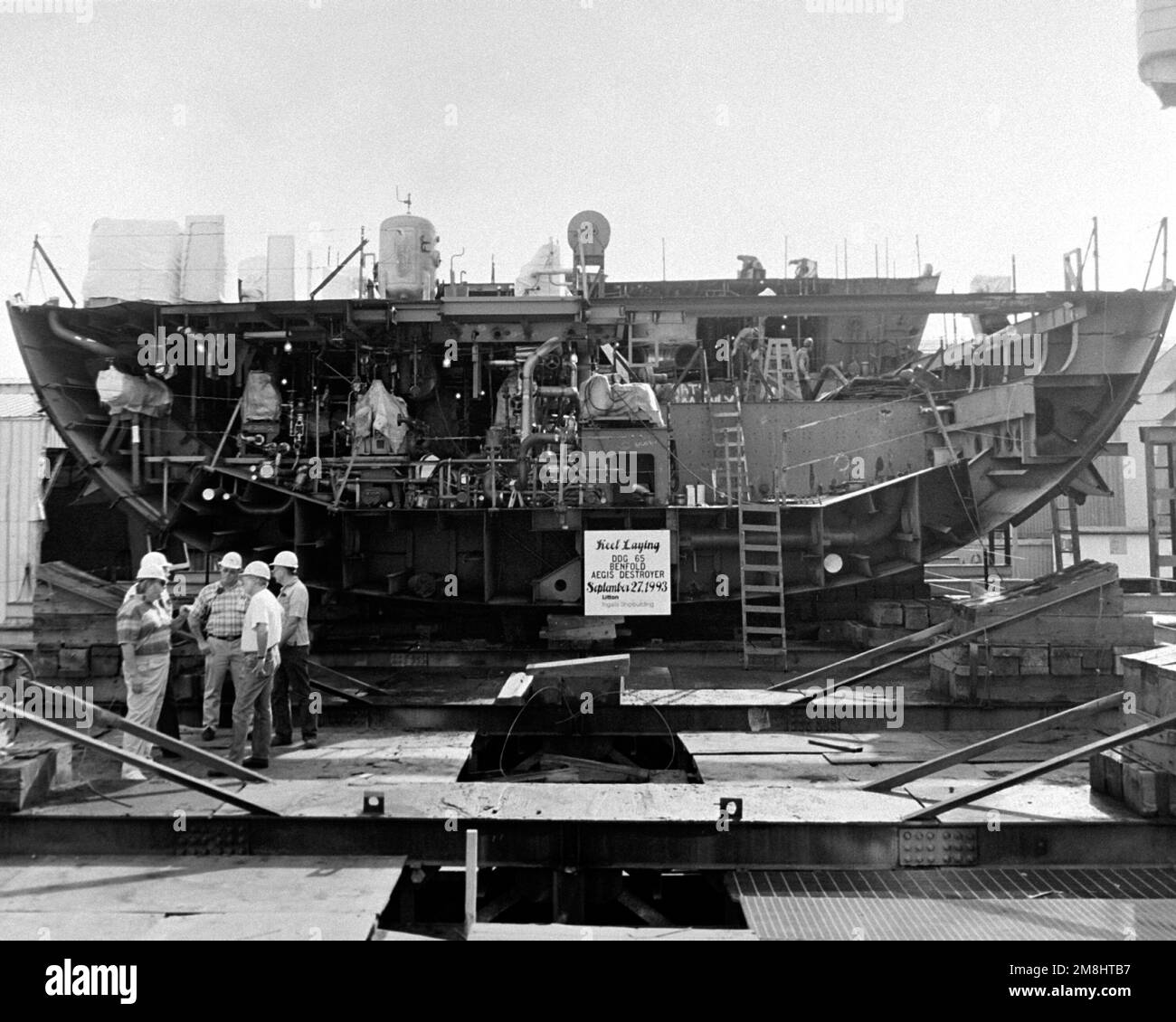 Werftpersonal berät sich während der Kiellegezeremonie für den geführten Raketenzerstörer BENFOLD (DDG-65). Basis: Pascagoula Bundesstaat: Mississippi (MS) Land: Vereinigte Staaten von Amerika (USA) Stockfoto