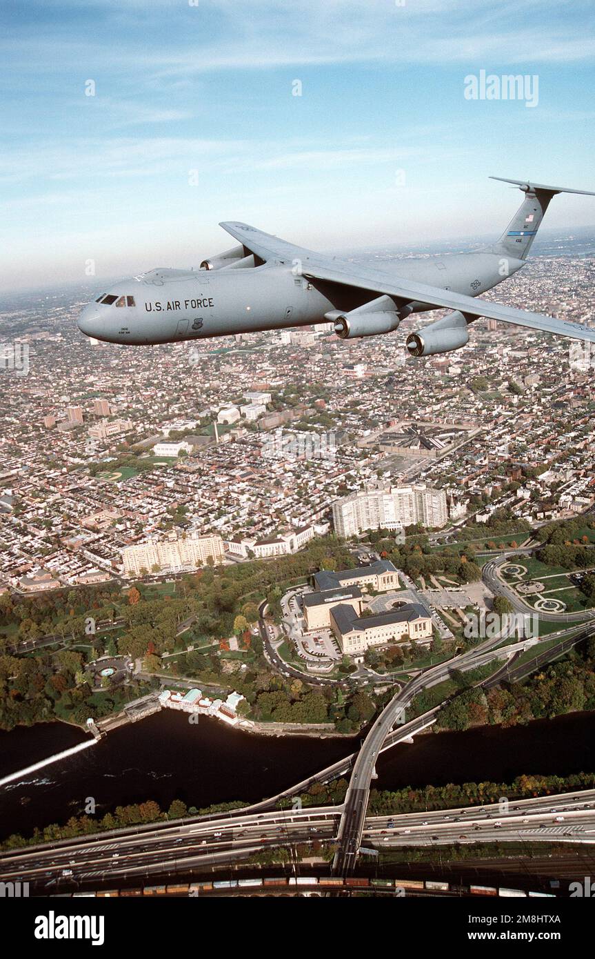 Luftaufnahme von links auf einen 438. Airlift Wing, C-141 Starlifter, der über das Philadelphia Museum of Art, Schuylkill River und das Stadtzentrum von Philadelphia fliegt. Der C-141, Hecknummer 40616 bietet Luftschub über große Entfernungen für Air Mobility Command. Exaktes Datum Aufnahme Unbekannt. Basis: Luftwaffenstützpunkt McGuire Bundesstaat: New Jersey (NJ) Land: Vereinigte Staaten von Amerika (USA) Stockfoto