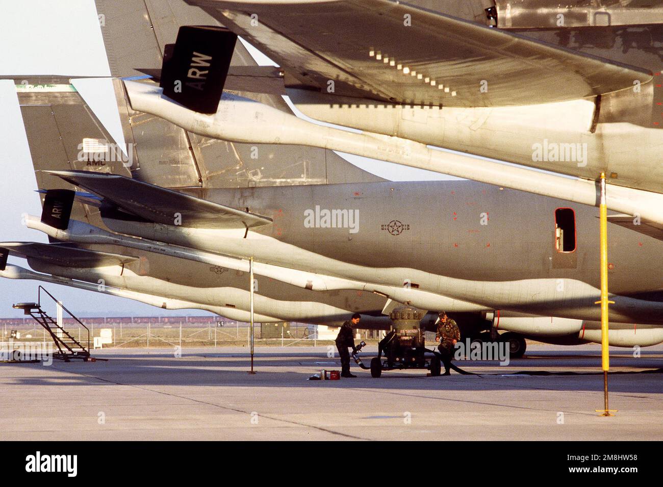 Auf der Fluglinie, STAFF SGT.-Selectee John Valentin (links) und TECH.SGT. Henry G. Houle, POL-Spezialist (Erdöl, Öl und Schmierstoffe) beim 380. Air Tanken Flügel (ARW) mit Hauptsitz in Plattsburgh AFB, NY, bereitet sich darauf vor, einen KC-135R Stratotanker während der Operation Restore Hope II zu betanken Die Hauptaufgabe des (eingesetzten) 380. ARW besteht darin, Luftbetankungsdienste über den Atlantik für ankommende (nach Mogadischu, Somalia fliegende) und nach Hause fliegende C-5-Flugzeuge bereitzustellen, die Vorräte, Truppen und Ausrüstung transportieren. Insgesamt 332 Mitarbeiter und 12 KC-135R Stratotankers (aus Plattsburgh, Griff Stockfoto