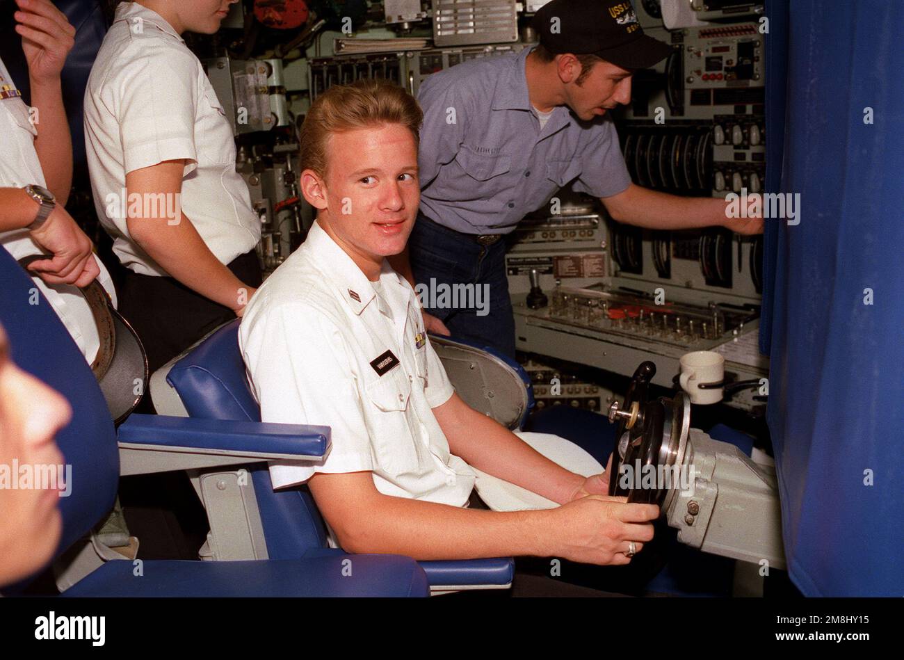 Ein Student des Navy Junior Reserve Officers' Training Corps (JROTC) sitzt auf einem Sitz in einer Tauchkontrollstation an Bord des nuklearbetriebenen Angriffs-U-Boots USS LA JOLLA (SSN-701). JROTC-Mitglieder und andere High-School-Schüler besichtigen das U-Boot während eines hispanischen Rekrutierungseinsatzes. Stützpunkt: U-Boot-Stützpunkt, San Diego Bundesstaat: Kalifornien (CA) Land: Vereinigte Staaten von Amerika (USA) Stockfoto