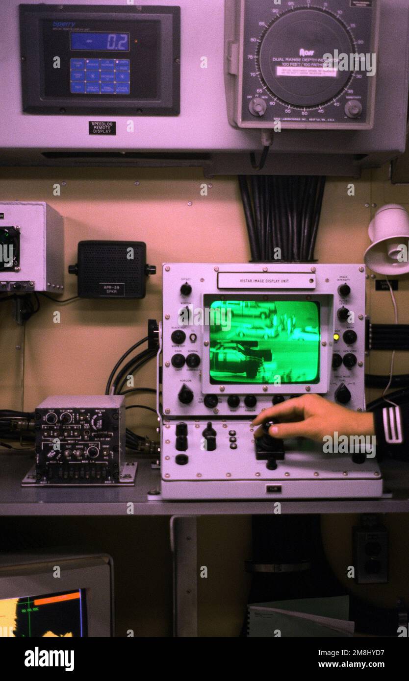 Eine Nahaufnahme der Anzeigeeinheit für das zukunftsweisende Infrarot-Bildgebungssystem Vistar (FLIR) in der Kampfeinformationszentrale an Bord des Küstenpatrouillenschiffs USS TEMPEST (PC-2). Dieses Gerät liefert ein kontrastreiches Infrarot- und/oder Videobild. Das Bild auf dem Bildschirm wird zwischen Video in der oberen Hälfte und Infrarot in der unteren Hälfte aufgeteilt. Das Schiff liegt am Washington Navy Yard an und ist für öffentliche Touren geöffnet. Basis: Washington State: District of Columbia (DC) Land: Vereinigte Staaten von Amerika (USA) Stockfoto