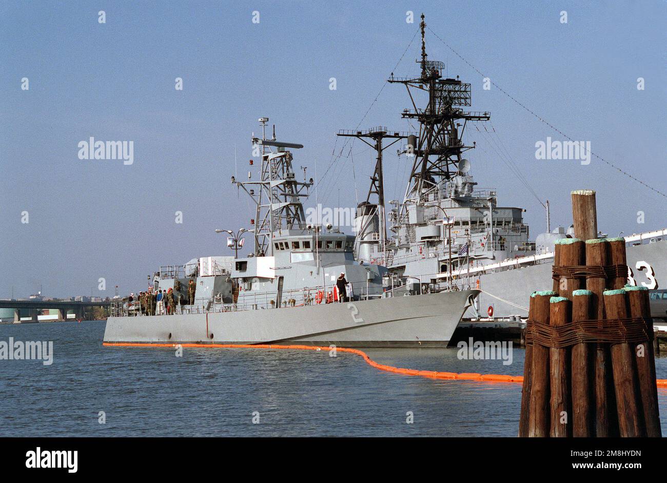 Steuerbord-Blick auf das Küstenpatrouillenschiff USS TEMPEST (PC-2), das neben dem Gedenkschiff BARRY (DD-933) am Washington Navy Yard vor Anker liegt. TEMPEST ist der Spezialbootstaffel 2 auf der Naval Amphibious Base, Little Creek, VA, zugeteilt und steht unter der operativen Kontrolle des Kommandanten, Naval Special Warfare Command. Basis: Washington State: District of Columbia (DC) Land: Vereinigte Staaten von Amerika (USA) Stockfoto