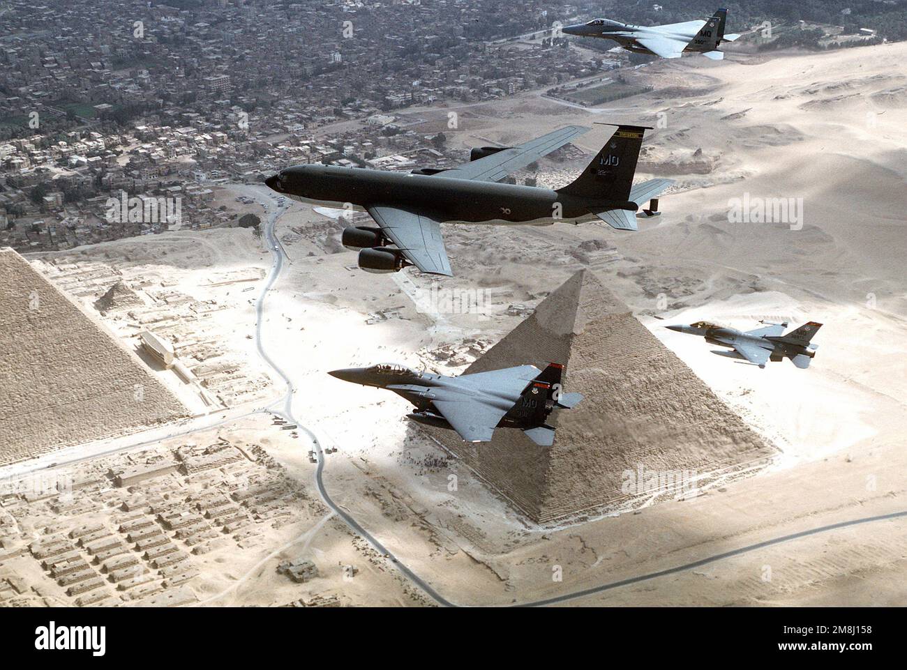 Ein KC-135R, F-15 und eine F-16 aus dem 366. Air Wing, Mountain Home AFB, Idaho, fliegen über die Pyramiden Ägyptens. Betreff Operation/Serie: BRIGHT STAR Base: Kairo Land: Ägypten (EGY) Stockfoto